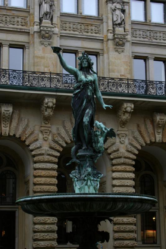 2006-11-25 12:44:22 ** Germany, Hamburg ** Fountain in the courtyard of Hamburg's city hall.