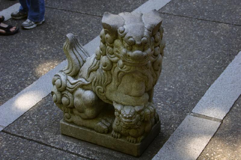 2007-09-02 13:15:10 ** Portland ** A female liondog guards the right side of the entrance.