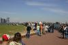 Besucher auf "Liberty Island", die sich die Freiheitsstatue anschauen.