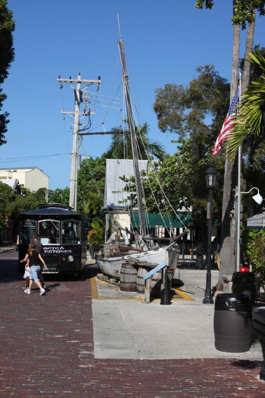 2010-11-26 14:12:10 ** Florida Keys ** Ein Boot auf dem Land.