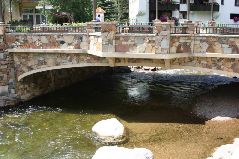 2006-07-22 12:43:18 ** Vail ** Direkt neben dieser schönen Steinbrücke wurde eine einfache schmale Brücke gebaut. Sicher um diese Perspektive zu ermöglichen.