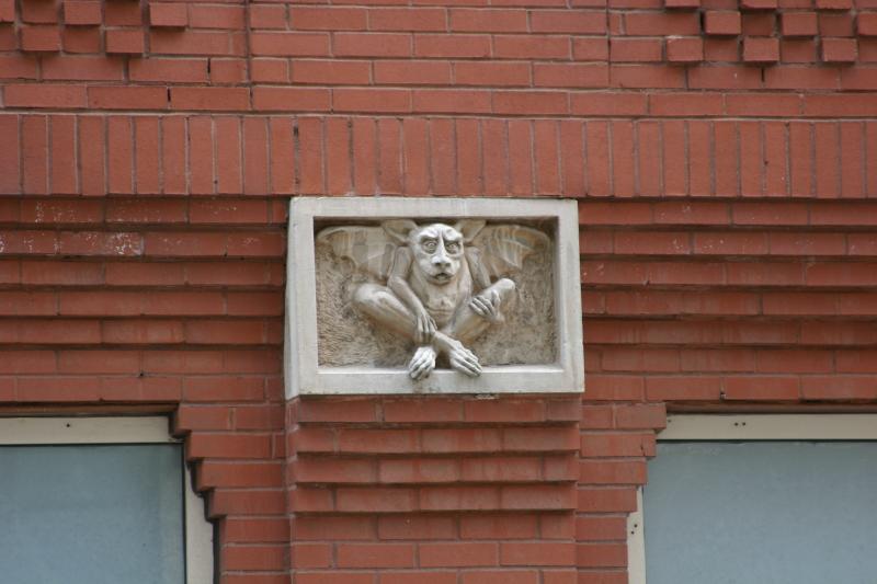 2006-05-07 12:57:58 ** New York ** Gargoyle as an adornment of a building.