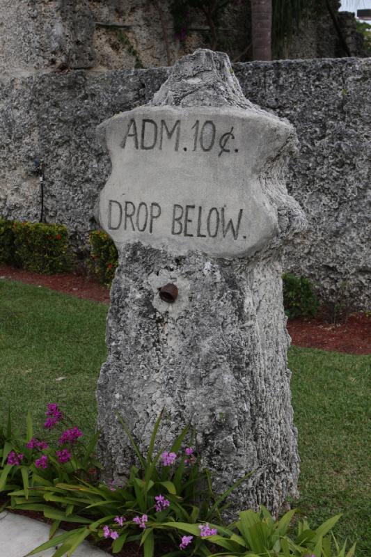 2010-11-27 12:03:18 ** Korallenburg ** Zumindest früher einmal war der Eintritt für die sogenannte Coral Castle (Korallenburg) wohl mal 10 Cent.