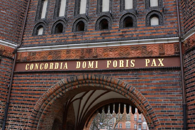 2010-04-08 11:10:44 ** Deutschland, Lübeck ** 'Concordia domi foris pax' über dem Durchgang des Holstentors.