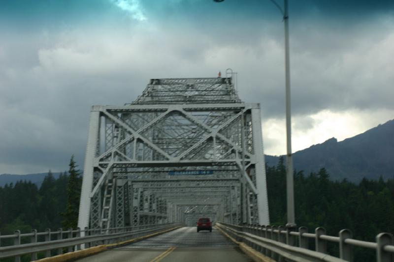 2005-05-06 18:05:07 ** Oregon ** Crossing the 'Bridge of the Gods'.