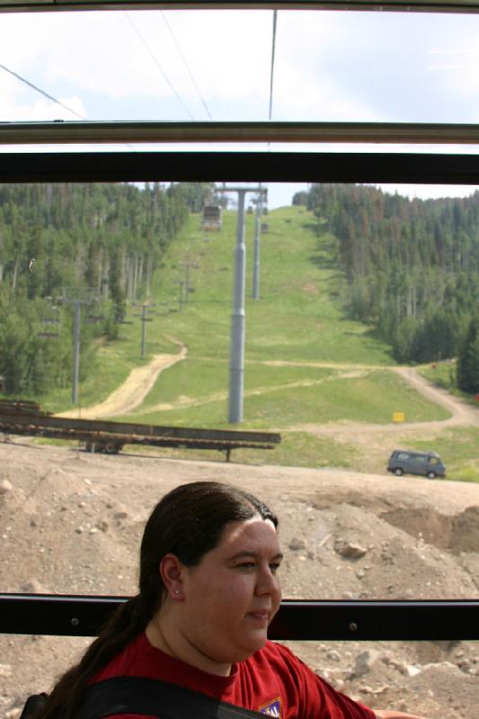 2006-07-23 15:18:48 ** Erica, Vail ** Die Skilifte stehen still, aber die Gondel wird auch im Sommer betrieben.