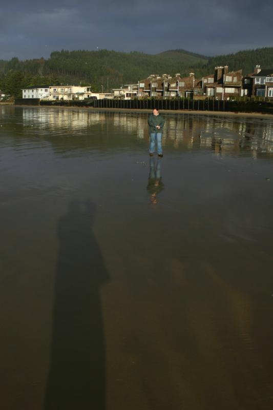 2006-01-28 16:54:06 ** Cannon Beach, Erica, Oregon ** Erica und mein langer Schatten.