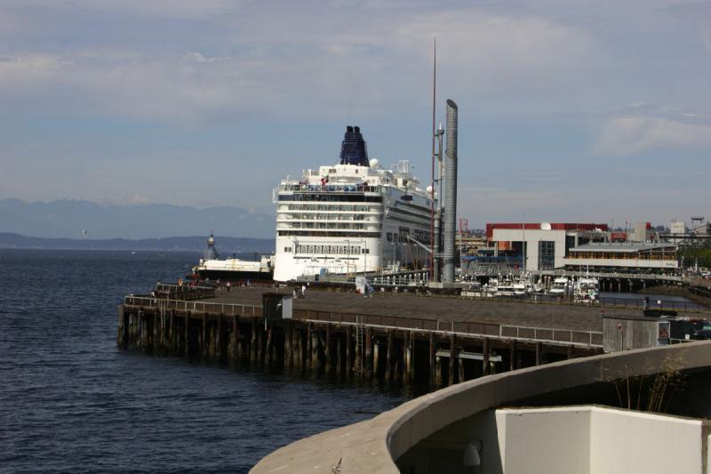 2007-09-01 12:18:00 ** Aquarium, Seattle ** Die Norwegian Star wartet noch auf die Abfahrt.