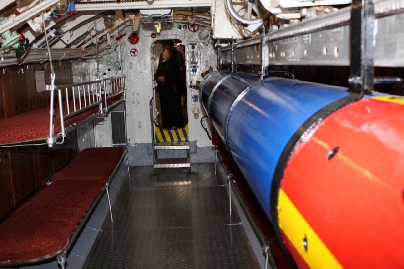 2010-04-07 12:19:16 ** Deutschland, Laboe, Typ VII, U 995, U-Boote ** Auf der rechten Seite (Backbord) ist ein Torpedo und links die Kojen der Mannschaft im Bugraum von U 995.