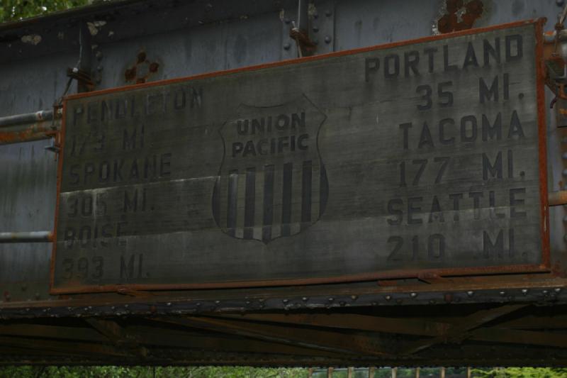 2005-05-06 17:47:33 ** Multnomah Falls ** Eisenbahnbrücke mit Entfernungsangaben.