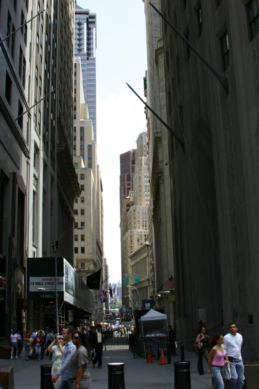 2006-05-06 13:45:18 ** New York ** An Manhattans Wall Street. Die Gebäude hier lassen nur wenig Licht in die Straßen. Kaum jemand wohnt in dieser Gegend und es gibt nur Bürogebäude.