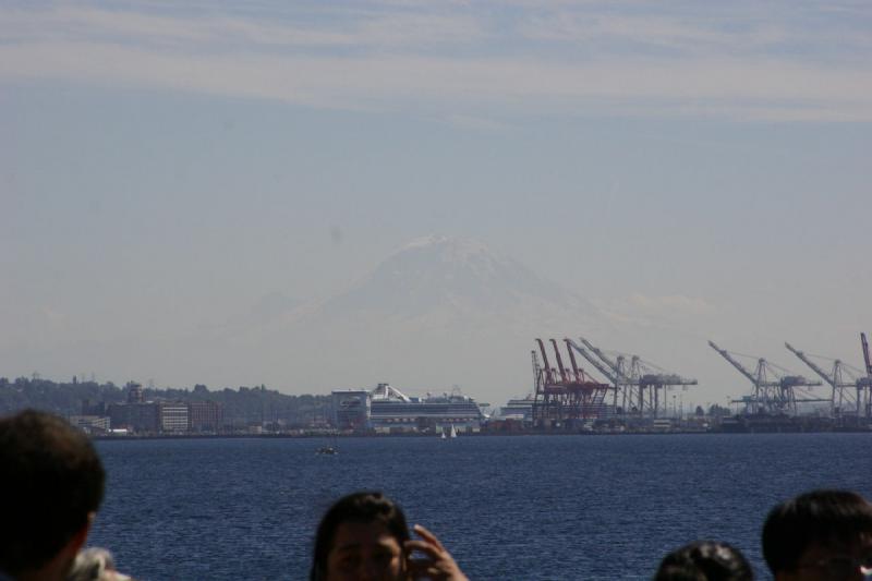 2007-09-01 13:54:28 ** Seattle ** In der Ferne der Vulkan Mount Rainier.