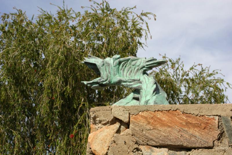 2007-04-14 15:08:28 ** Phoenix, Taliesin West ** Kupferdrache auf einem Dach.