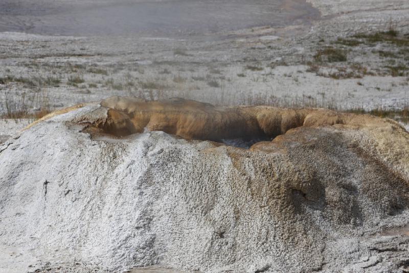 2008-08-15 11:59:17 ** Yellowstone Nationalpark ** Dampfender Geysir.