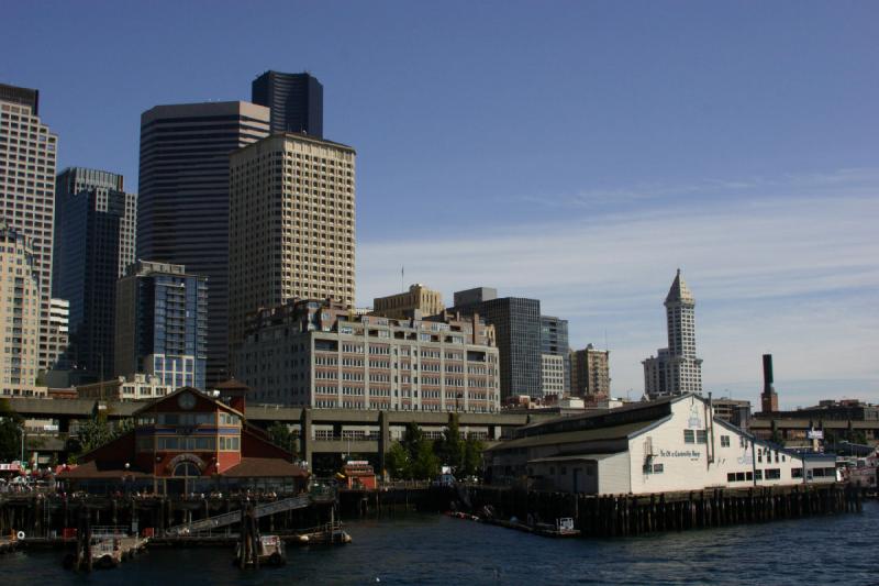 2007-09-01 13:39:46 ** Seattle ** Teil der Seattle Skyline. Rechts mit dem Pyramidendach das 'L.C. Smith Building'. Das höchste Gebäude in Seattle, der 'Columbia Tower' ist in der linken Bildhälfte zu sehen.