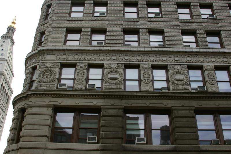 2006-05-06 12:07:48 ** New York ** Details des 'Flatiron Buildings'. Auf der linken Seite ist das schmale Ende des Gebäudes. Heute wird das Gebäude immer noch als Büro für verschiedene Verlagshäuser verwendet.