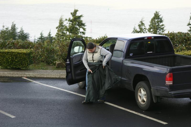 2006-01-28 14:11:34 ** Astoria, Erica, Oregon ** Erica und ihre neue Regenjacke.