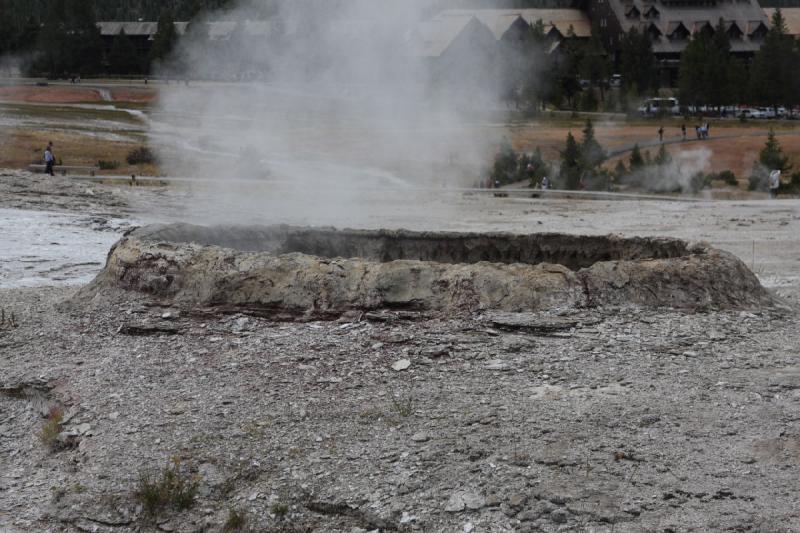 2008-08-15 11:57:24 ** Yellowstone National Park ** This geyser has a border.