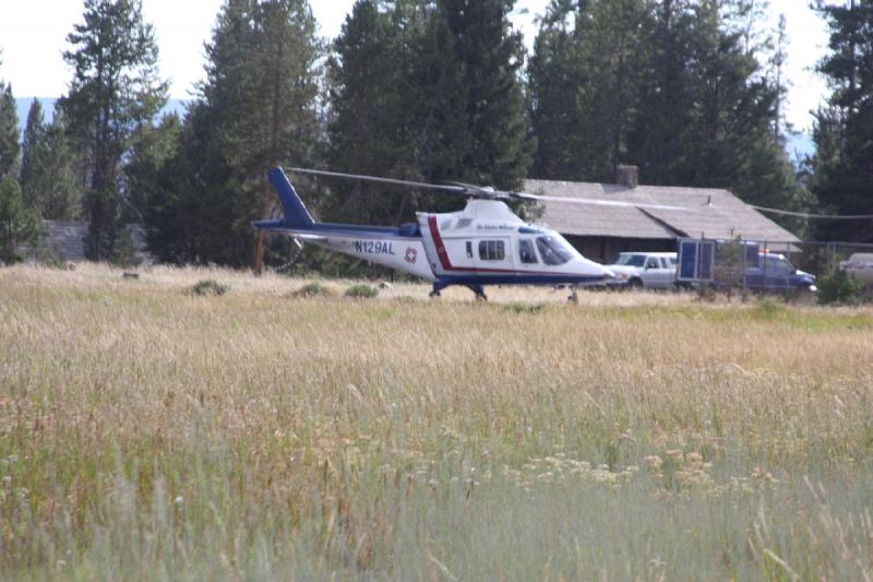 2008-08-14 17:46:06 ** Yellowstone Nationalpark ** Dieser Hubschrauber kreiste ein wenig über uns und ist dann in dem kleinen Dorf am Seeufer gelandet. Vielleicht wurde jemand von einem Bison überrannt oder von einem Bären gebissen.