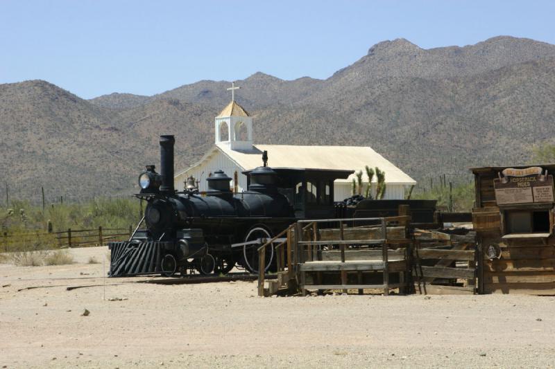 2006-06-17 13:47:44 ** Tucson ** Im Norden der Stadt findet man diese alte (originale) Lokomotive, die für den Film 'Wild Wild West' mit Will Smith explodiert ist.