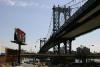 Die Manhattan Bridge ist zu einem großen Teil aus Stahl und damit im Gegensatz zur Brooklyn Bridge in der Lage, sowohl Lastern und Bussen als auch der U-Bahn die Überquerung des East Rivers zu ermöglichen.