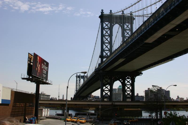 2006-05-06 14:19:00 ** New York ** Die Manhattan Bridge ist zu einem großen Teil aus Stahl und damit im Gegensatz zur Brooklyn Bridge in der Lage, sowohl Lastern und Bussen als auch der U-Bahn die Überquerung des East Rivers zu ermöglichen.