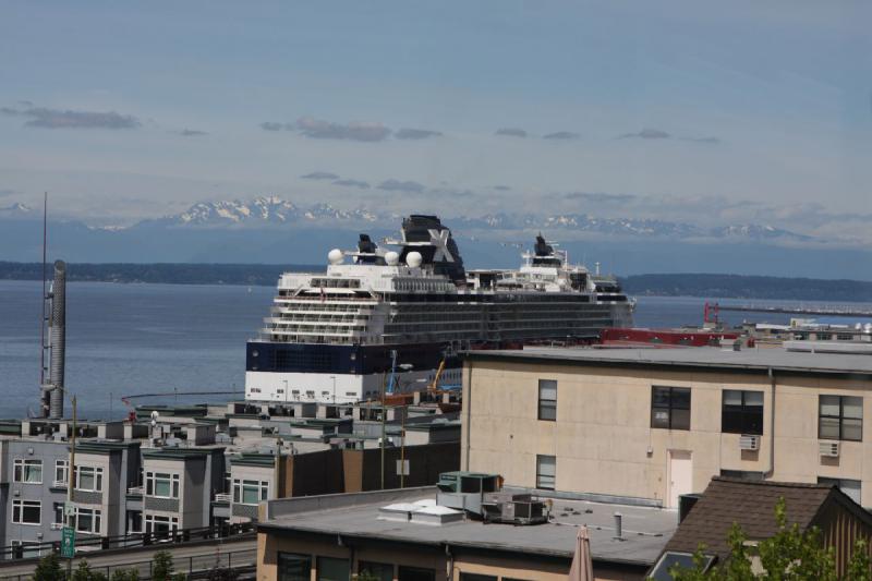 2012-06-15 11:49:44 ** Seattle ** Ein Schiff der Celebrity Cruise Linie.