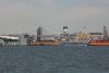 "Staten Island Ferry", die Fähre, die Manhattan und Staten Island verbindet im Vordergrund und die "Brooklyn Bridge" im Hintergrund.