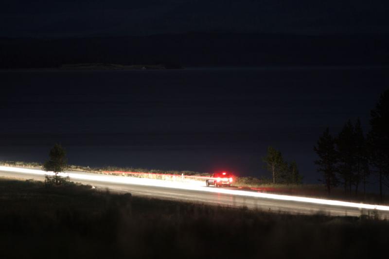 2008-08-14 22:24:56 ** Yellowstone Nationalpark ** Autos am Seeufer.