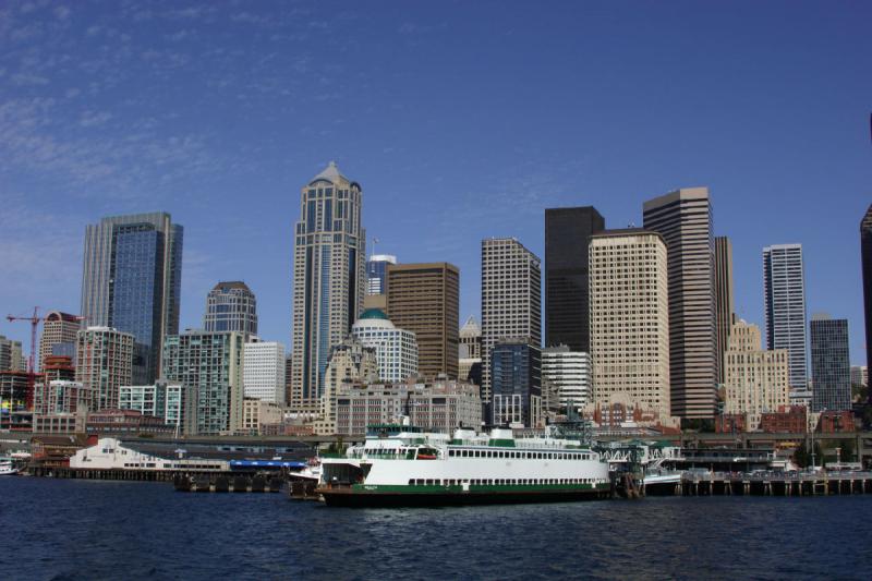 2007-09-01 14:26:48 ** Seattle ** Skyline of Seattle and green-white car ferry.