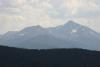 Auf der rechten Seite der Berg mit dem Kreuz aus Schnee und auf der linken Seite der Berg mit der Kerbe.