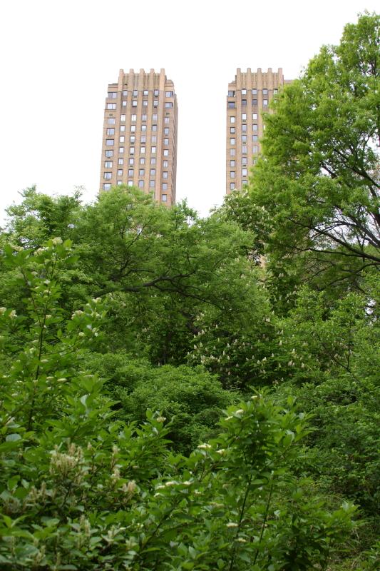 2006-05-08 14:11:52 ** New York ** Gebäude am 'Central Park'.