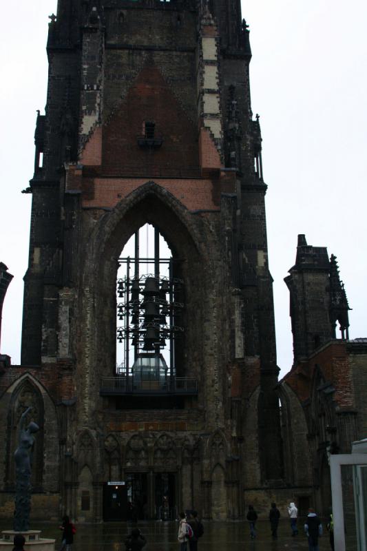 2006-11-25 12:07:00 ** Deutschland, Hamburg, St. Nikolai ** In der Öffnung sind Fahrstuhl und Glockenspiel zu erkennen.