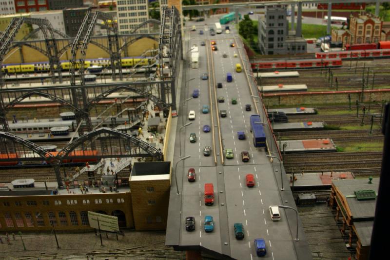 2006-11-25 10:12:02 ** Deutschland, Hamburg, Miniaturwunderland ** Ein großer Bahnhof mit 'durchsichtigem' Dach.