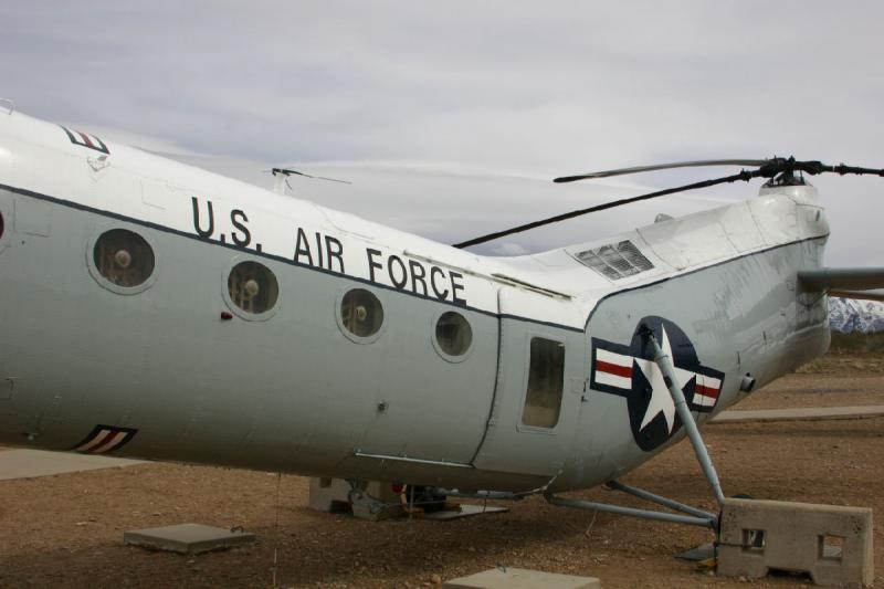 2007-04-01 14:50:02 ** Air Force, Hill AFB, Utah ** Doppelschrauben-Hubschrauber im Außenbereich des Museums.