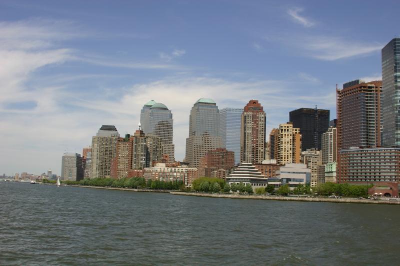 2006-05-07 14:35:50 ** New York ** Blick von der Fähre aus zurück in Richtung Manhattan. In der Nähe der Gebäude in der Mitte des Bildes waren einmal die Türme des 'World Trade Center'.