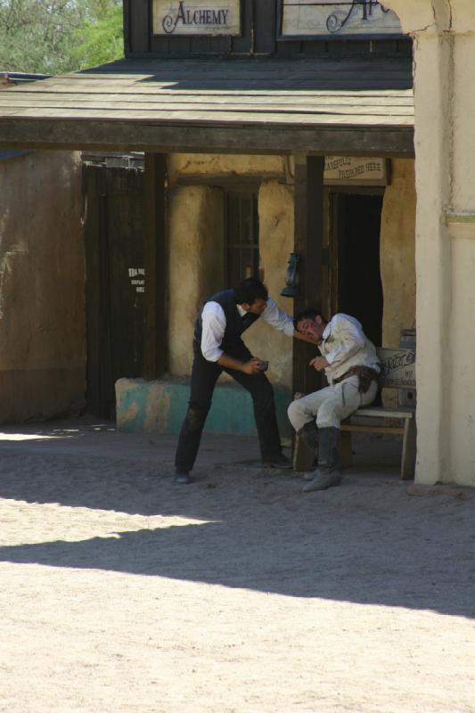 2006-06-17 15:05:50 ** Tucson ** Hier versorgt der Doktor seinen Patienten vor der Praxis.