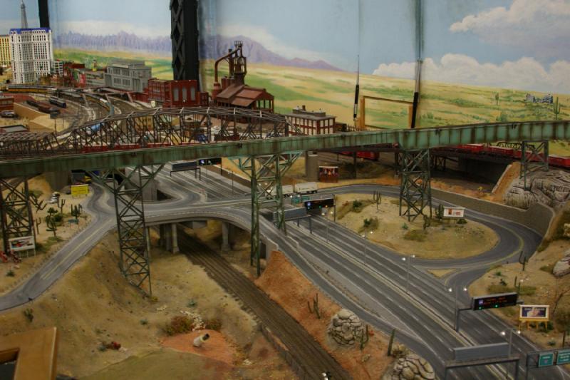 2006-11-25 09:25:40 ** Deutschland, Hamburg, Miniaturwunderland ** Highway Richtung Las Vegas.