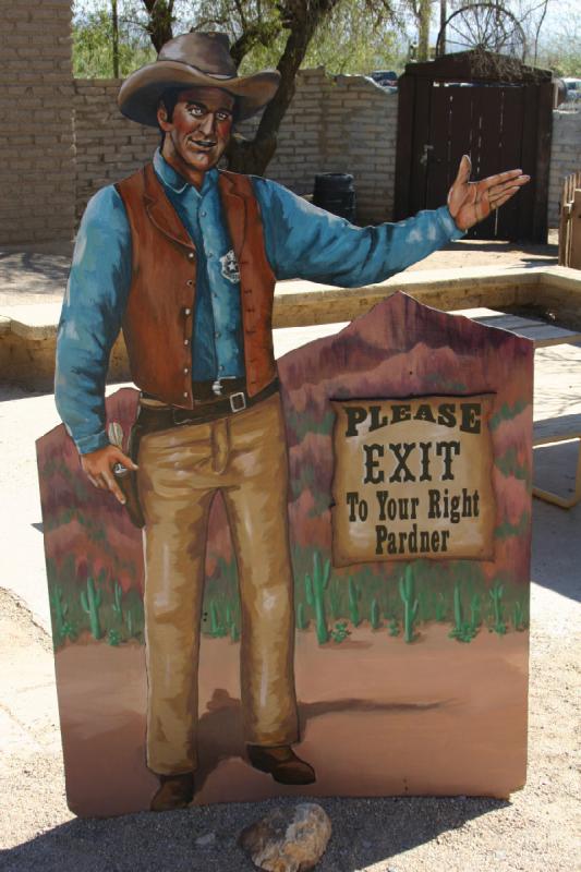 2006-06-17 15:32:04 ** Tucson ** Da es nicht ganz eindeutig ist, zeigt uns Mel Gibson den Weg zum Ausgang von 'Old Tucson'.