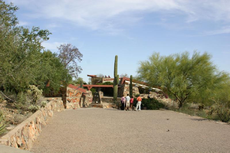 2007-04-14 16:07:08 ** Phoenix, Taliesin West ** Die Gruppe findet sich für die nächste Tour ein.