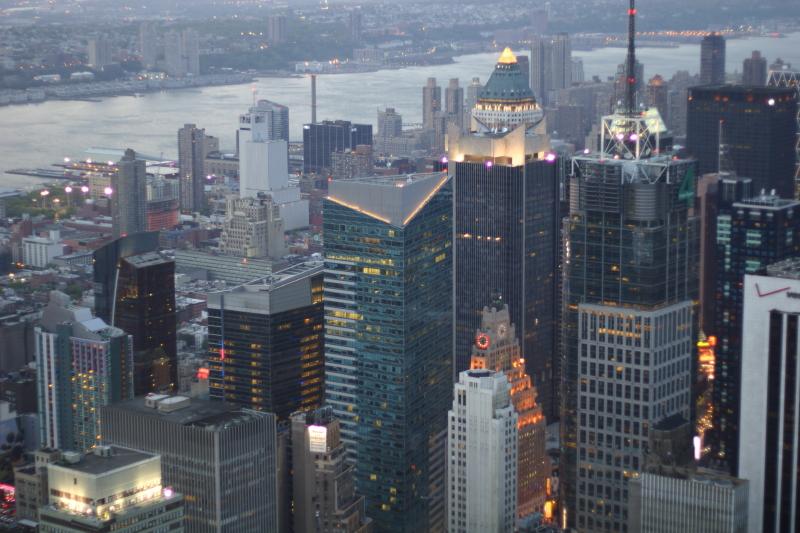 2006-05-06 20:03:32 ** New York ** 'Times Square' im Vordergrund. Im Hintergrund der 'Hudson River' mit New Jersey auf der anderen Seite.