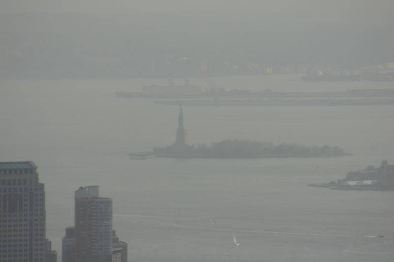 2006-05-06 18:02:10 ** New York ** Ein weiterer Blick in Richtung Freiheitsstatue, unser Ziel für den folgenden Tag.