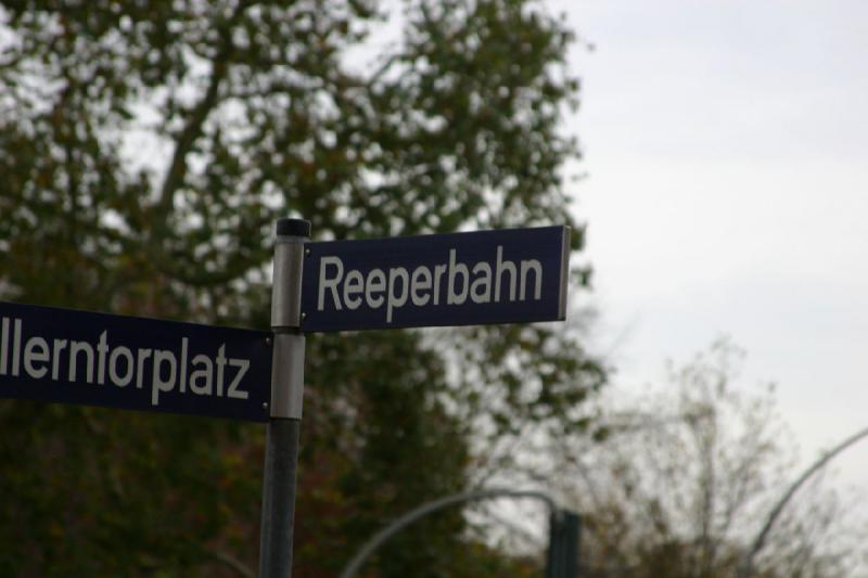 2006-11-25 14:31:02 ** Deutschland, Hamburg ** Straßenschild für die berühmte Hamburger Reeperbahn.