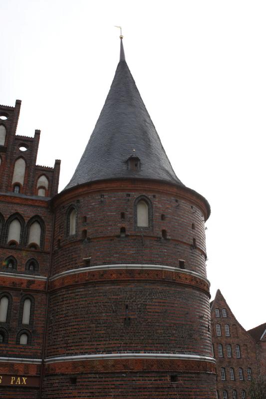 2010-04-08 11:07:57 ** Deutschland, Lübeck ** Der rechte Turm des Lübecker Holstentors.