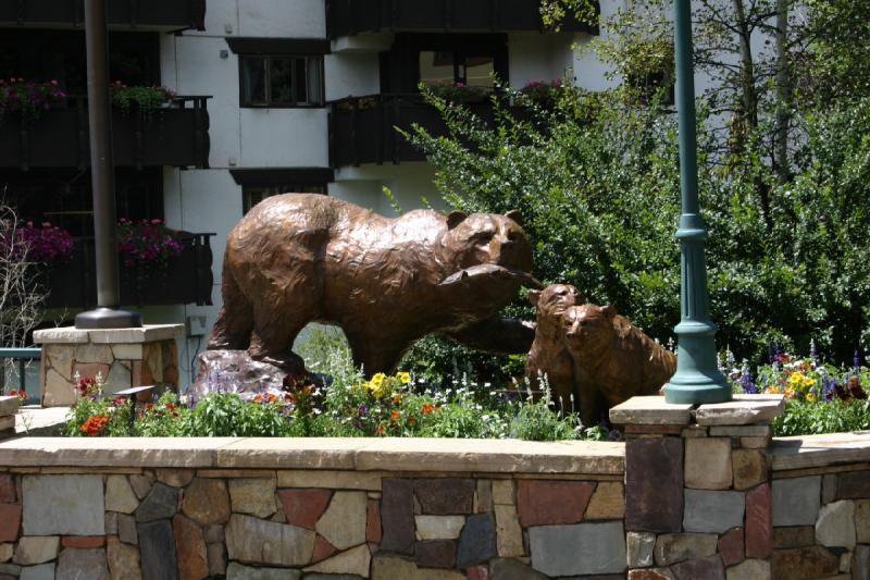 2006-07-22 12:43:46 ** Vail ** Bärenstatue, echte Bären habe ich in Vail nicht gesehen.