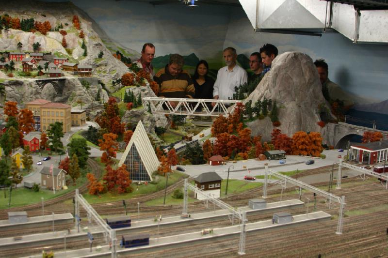 2006-11-25 10:00:06 ** Deutschland, Hamburg, Miniaturwunderland ** Szene in Norwegen. Die weiße Kirche wurde wohl der Eismeerkathedrale in Tromsø nachempfunden.