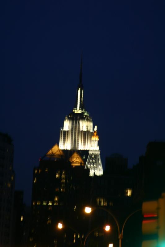 2006-05-07 20:25:50 ** New York ** Das 'Empire State Building' und rechts davor der 'Met Life Tower'.