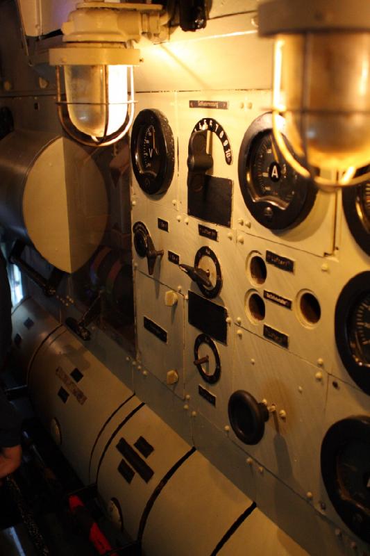 2014-03-11 10:16:24 ** Chicago, Illinois, Museum of Science and Industry, Typ IX, U 505, U-Boote ** Anzeigen und Kontrollen von Elektromaschinen.