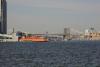 Das orange Schiff ist die "Staten Island Ferry", die Brücke im Hintergrund die "Brooklyn Bridge".