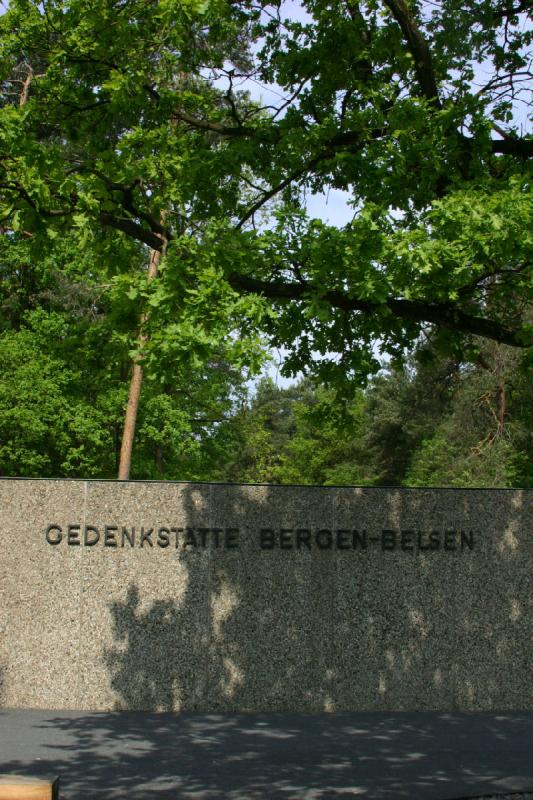 2008-05-13 11:50:02 ** Bergen-Belsen, Deutschland, Konzentrationslager ** Am Eingang der Gedenkstätte.